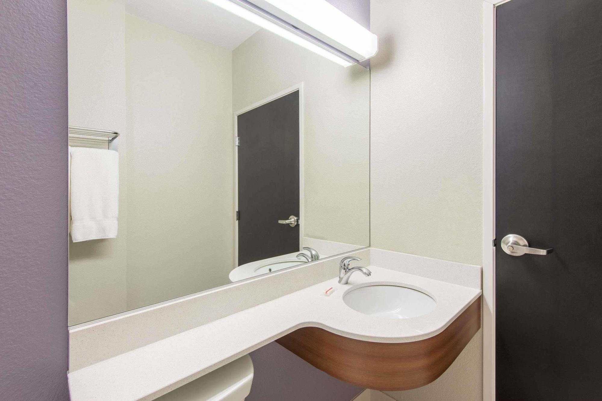 Microtel Inn & Suites By Wyndham Cadiz Exteriör bild