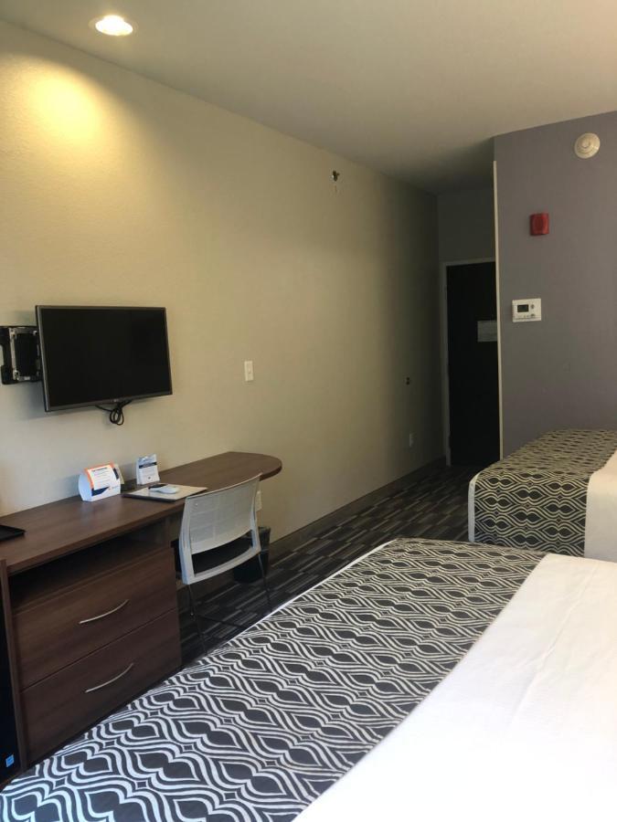 Microtel Inn & Suites By Wyndham Cadiz Exteriör bild